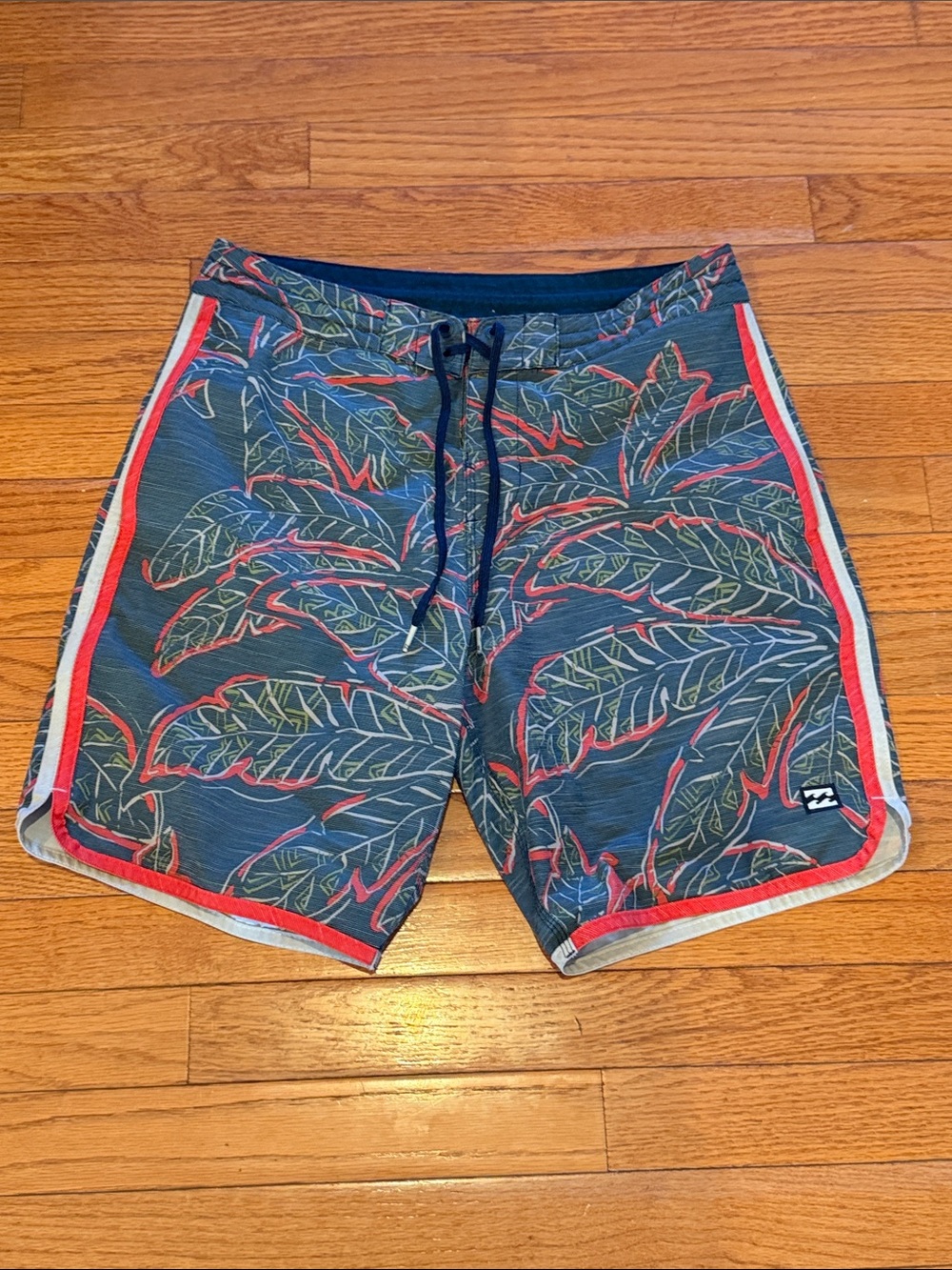 Billabong board shorts Size 29 waist 8”inseam. Great cond.